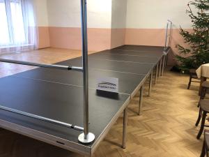 mobilní pódiuum o rozměru 6 x 4m